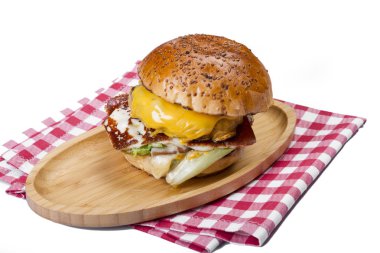 et, peynir, sebze ve yumurta ile Burger yakın çekim