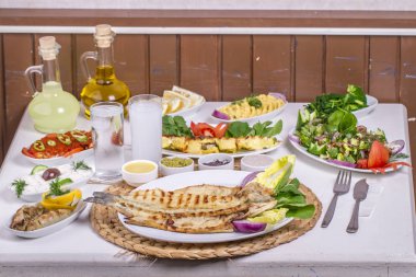 Tablo ayarı farklı ızgara yemekler et, balık ve sebze ile