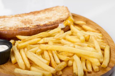 Panini patates kızartması ile servis yumurta ile yakın 