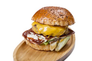 et, peynir, sebze ve yumurta ile Burger yakın çekim