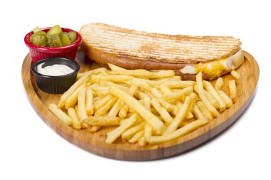 Panini ahşap kesme tahtası üzerinde patates kızartması ile servis yumurta ile yakın