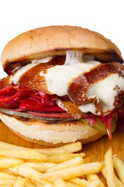 kızarmış yumurta, sebze ve patates kızartması ile servis sosis Burger yakın çekim