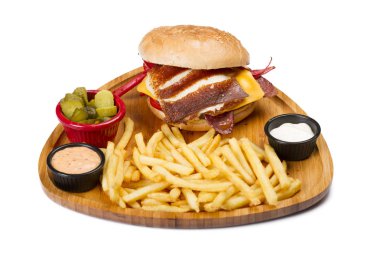 kızarmış yumurta, sebze ve patates kızartması ile servis sosis Burger yakın çekim