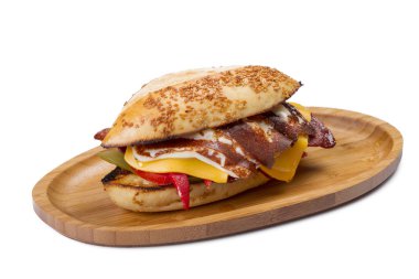 Burger kızarmış yumurta, peynir, sebze ve sosis ahşap tahta üzerinde Kapat