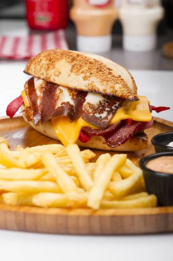 kızarmış yumurta, sebze ve patates kızartması ile servis sosis Burger yakın çekim