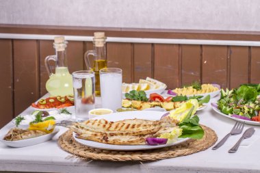 Tablo ayarı farklı ızgara yemekler et, balık ve sebze ile