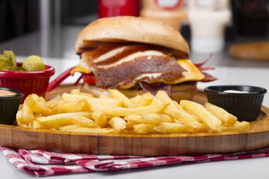 kızarmış yumurta, sebze ve patates kızartması ile servis sosis Burger yakın çekim