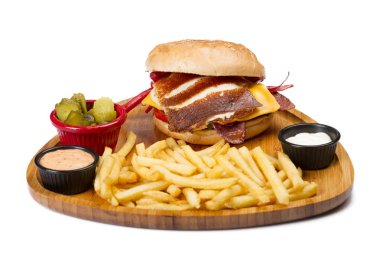 kızarmış yumurta, sebze ve patates kızartması ile servis sosis Burger yakın çekim