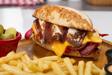 kızarmış yumurta, sebze ve patates kızartması ile servis sosis Burger yakın çekim