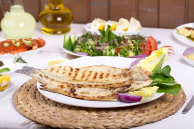 Tablo ayarı farklı ızgara yemekler et, balık ve sebze ile