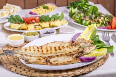 Tablo ayarı farklı ızgara yemekler et, balık ve sebze ile