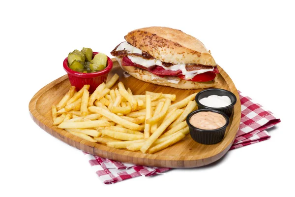 Close Van Hamburger Met Gegrilde Groenten Worst Geserveerd Met Frietjes — Stockfoto