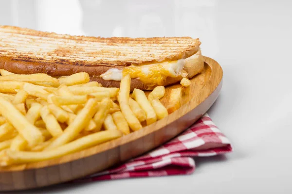 Panini patates kızartması ile servis yumurta ile yakın 