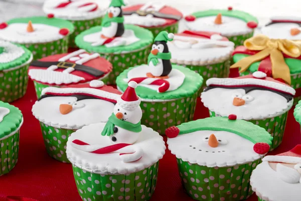 Nahaufnahme Von Weihnachtskuchen Mit Lustigen Gesichtern Und Pinguinen — Stockfoto