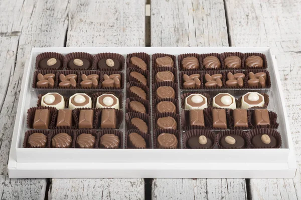 Verschiedene Schokoladenbonbons Packung Auf Holzgrund — Stockfoto