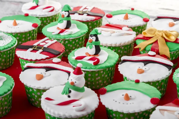 Nahaufnahme Von Weihnachtskuchen Mit Lustigen Gesichtern Und Pinguinen — Stockfoto