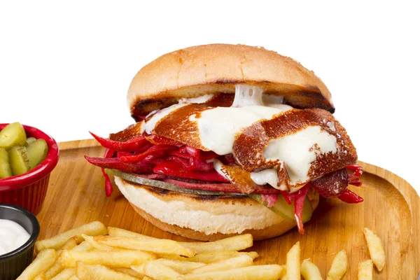 kızarmış yumurta, sebze ve patates kızartması ile servis sosis Burger yakın çekim