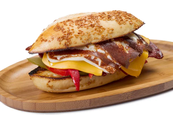 Burger Ψητό Αυγό Τυρί Λαχανικά Και Λουκάνικα Στην Ξύλινη Σανίδα — Φωτογραφία Αρχείου