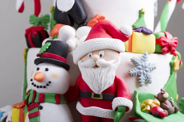 Nahaufnahme Von Weihnachtskuchenfiguren Von Schneemann Weihnachtsmann Geschenkschachteln Und Tüte — Stockfoto