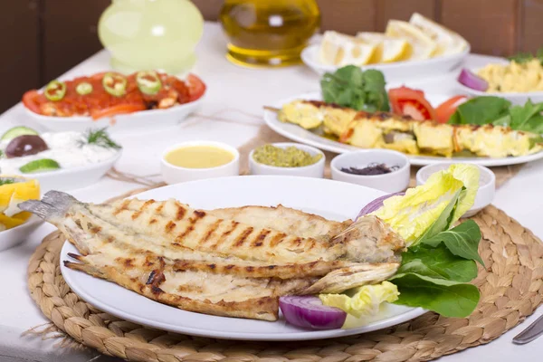 Tablo ayarı farklı ızgara yemekler et, balık ve sebze ile