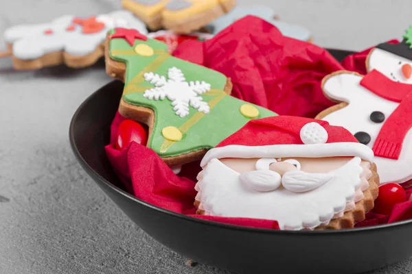 köknar, kardan adam ve Santa siyah kase şeklinde şenlikli çerezleri kapatmak