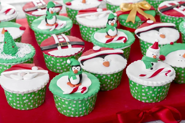 Nahaufnahme Von Weihnachtskuchen Mit Lustigen Gesichtern Und Pinguinen — Stockfoto