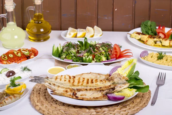 Tablo ayarı farklı ızgara yemekler et, balık ve sebze ile