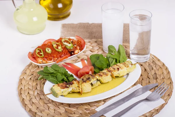 Tablo ayarı ile bush-kabak şaşlık salata ile servis