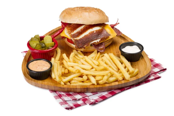 kızarmış yumurta, sebze ve patates kızartması ile servis sosis Burger yakın çekim