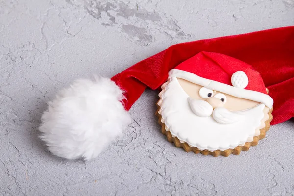 gri arka plan üzerinde Santa şeklinde şenlikli çerezleri kapatmak