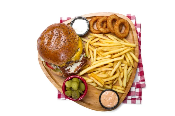 üstten görünüm et, peynir, Sebze Burger yumurta kızarmış patates ve fry soğan ile servis daire 