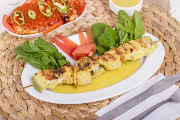 Tablo ayarı ile bush-kabak şaşlık salata ile servis