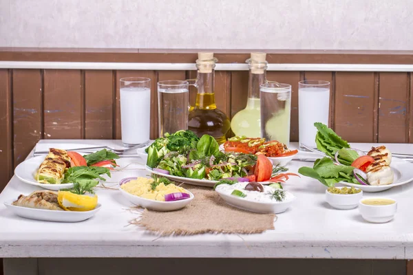 Tablo ayarı farklı ızgara yemekler et, balık ve sebze ile