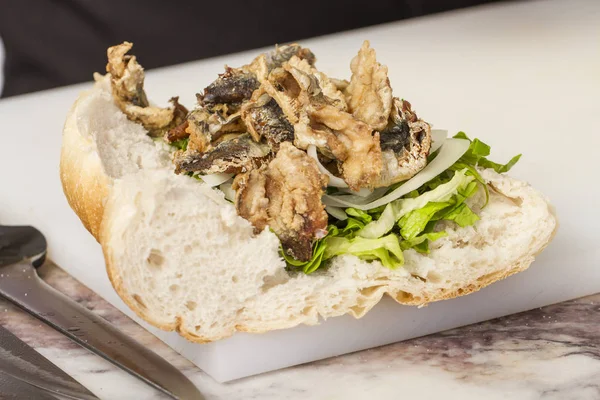 kızarmış balık ve salata beyaz tahta üzerinde yarıya topuz yakın çekim