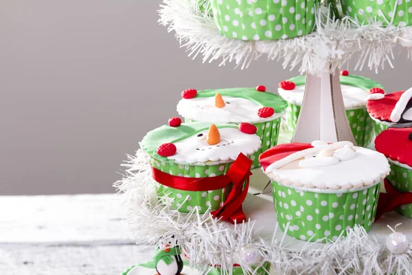Nahaufnahme Von Bunten Weihnachts Cupcakes Mit Lustigen Gesichtern — Stockfoto