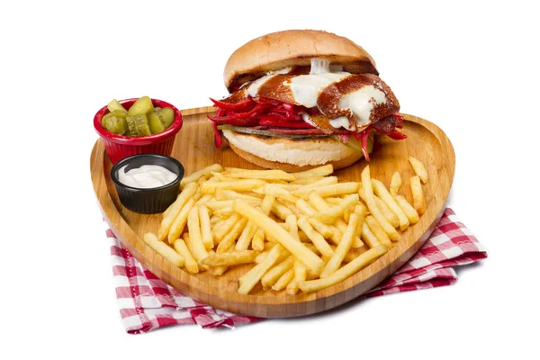 kızarmış yumurta, sebze ve patates kızartması ile servis sosis Burger yakın çekim