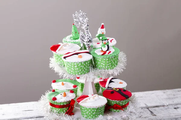 Πολύχρωμα Cupcakes Για Χριστούγεννα Στην Πυραμίδα Πλακών Σχήμα — Φωτογραφία Αρχείου