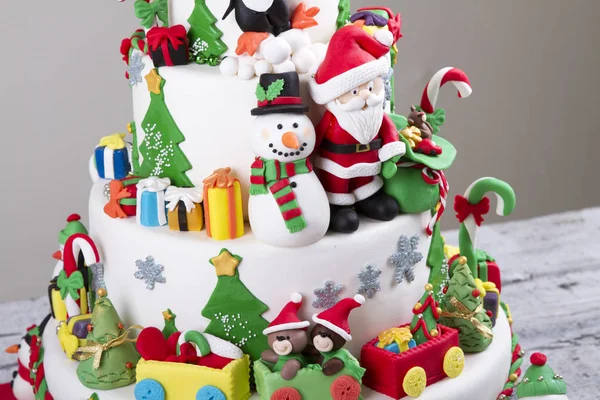 Рождественский Торт Смешными Фигурами Сером Фоне — стоковое фото