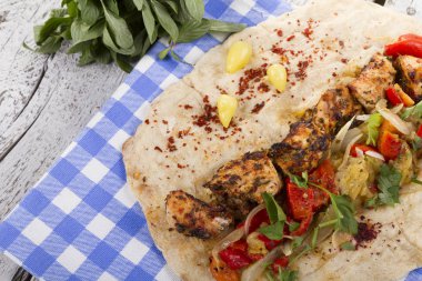 Türkçe ve Arapça geleneksel ramazan ızgara tavuk kebap rulo sarma için hazır