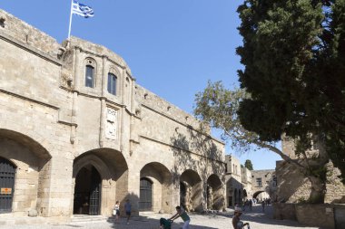 Rhodes, Yunanistan - 26 Ağustos 2017: turist Grand Master Şövalyeleri oldu hangi mimarisi inşa Knights döneminin şehrin altındaki XVI yüzyılda sokak yürüyüş. Kastello Ortaçağ kalesidir.