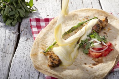 Türkçe ve Arapça geleneksel ramazan Tavuk Kebabı tortilla için hazır Eritme peynir ile şal