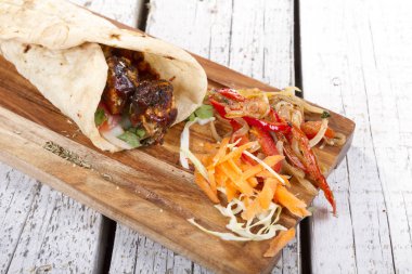 Türkçe ve Arapça geleneksel ramazan ızgara tavuk kebap rulo sarma 