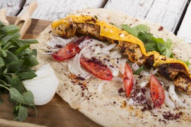 Türkçe ve Arapça geleneksel ramazan tavuk peynir erime ile Kebap 