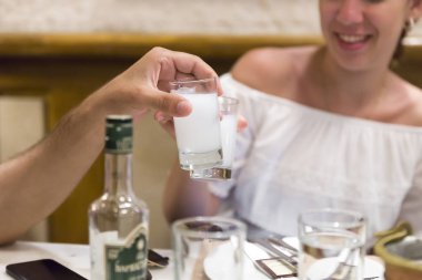 restoranda Türk geleneksel rakı içki içme arkadaş