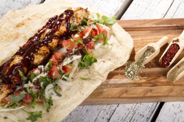 Türkçe ve Arapça geleneksel ramazan ızgara tavuk kebap rulo sarma için hazır Barbekü soslu