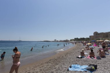 Rhodes, Yunanistan - 26 Ağustos 2017: Turist akvaryum, Rodos şehir merkezi arasında alanlarından birinin Mandraki en yakın sahile Elli Plajı yüzüyor. Akdeniz'in en güzel Plajı