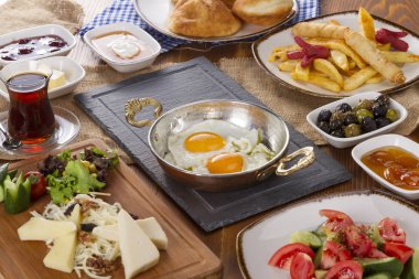 Ahşap masa üzerinde zengin Delicious Türkçe ve Arapça geleneksel kahvaltı hizmet