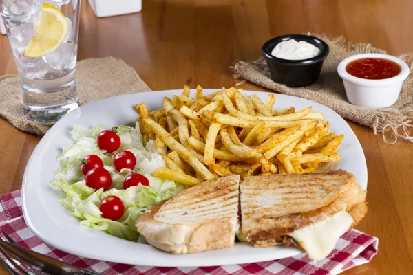 Delicious Toastový Chléb Sendviče Golden Smažené Hranolky — Stock fotografie