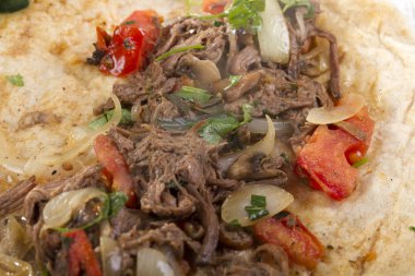 Türkçe ve Arapça geleneksel Delicious ramazan kuzu sığır eti kebabı soğan, domates, maydanoz ve rustik beyaz ahşap zemin üzerinde özel sosu ile flatbreadserving üzerinde.