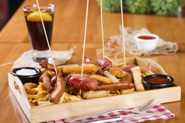 Tabloda kızarmış taze bira tabak patates kızartması, tavuk Nuggets, peynir parmak, soğan halkaları, sosis, acı sos ile deef